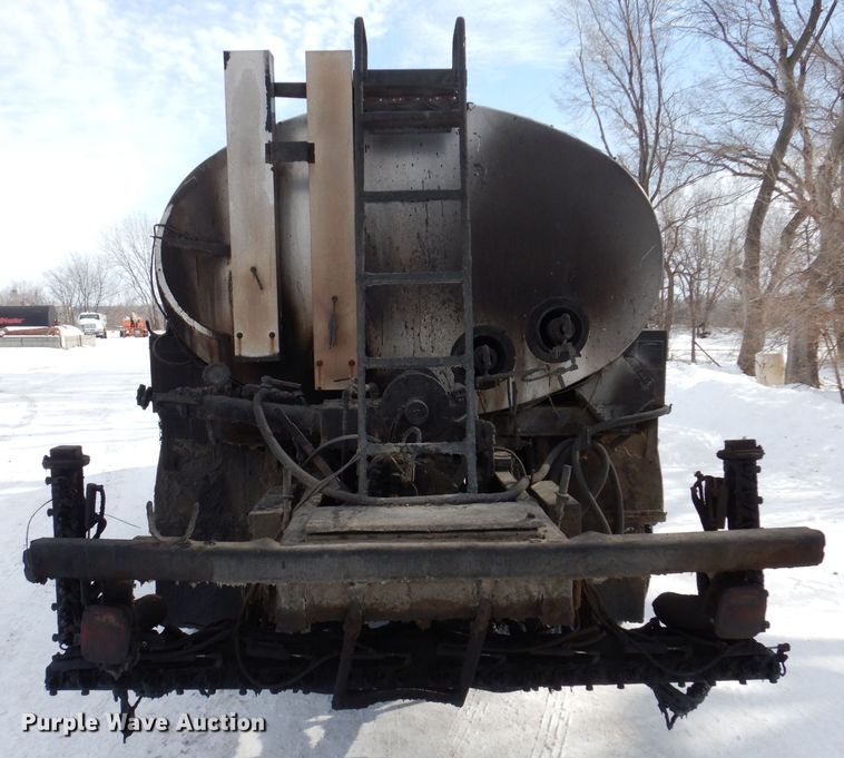 image for item IO9364 1996 International 4700  oil distributor truck