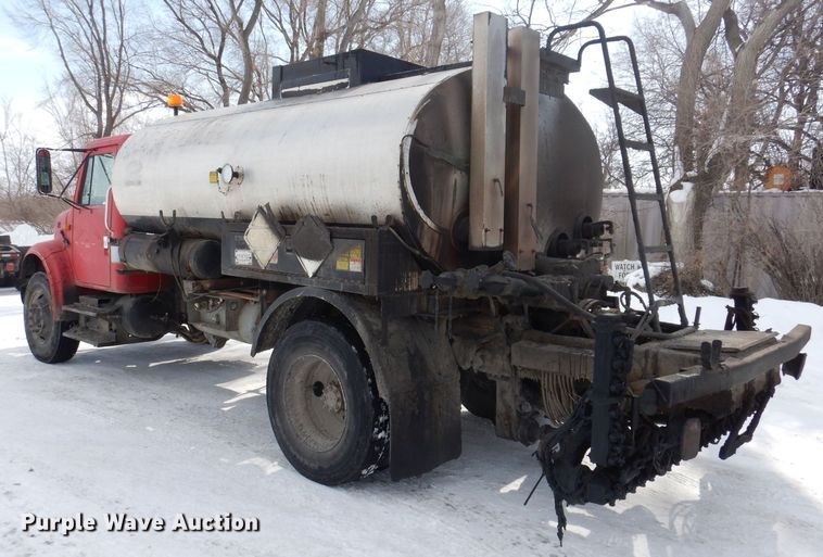 image for item IO9364 1996 International 4700  oil distributor truck