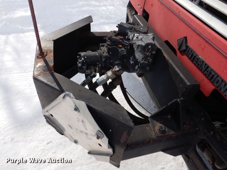 image for item IO9364 1996 International 4700  oil distributor truck