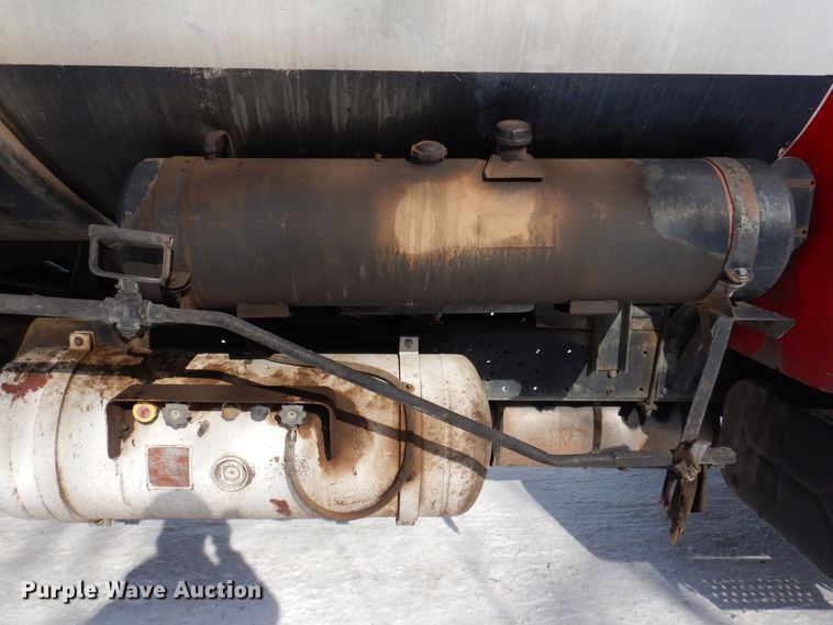 image for item IO9364 1996 International 4700  oil distributor truck