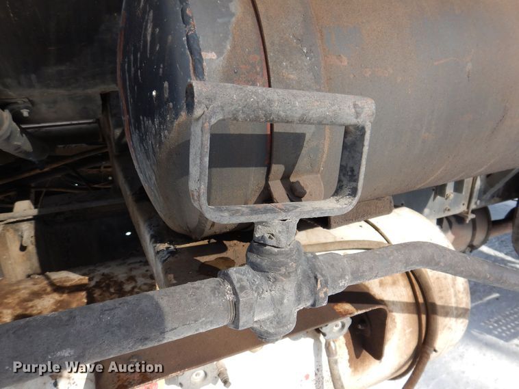 image for item IO9364 1996 International 4700  oil distributor truck