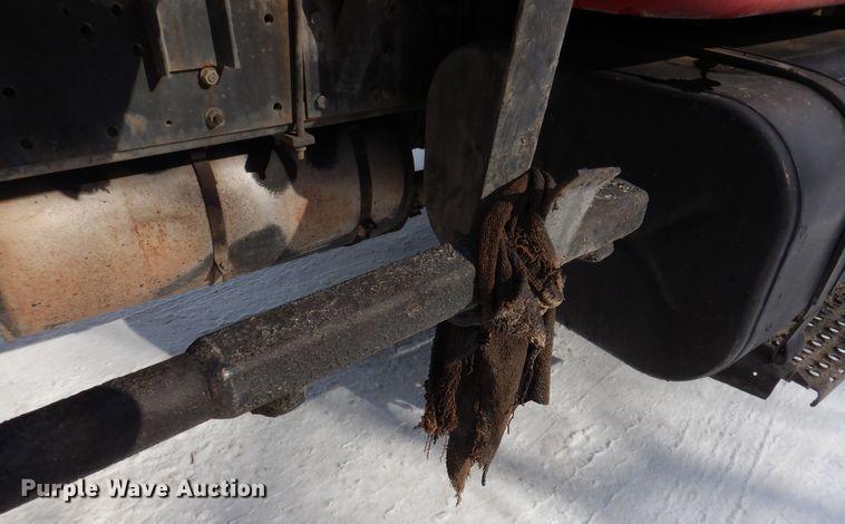 image for item IO9364 1996 International 4700  oil distributor truck