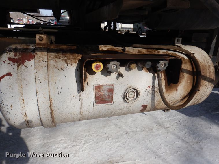 image for item IO9364 1996 International 4700  oil distributor truck