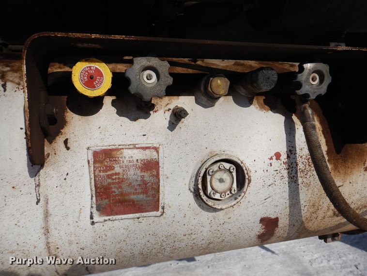 image for item IO9364 1996 International 4700  oil distributor truck