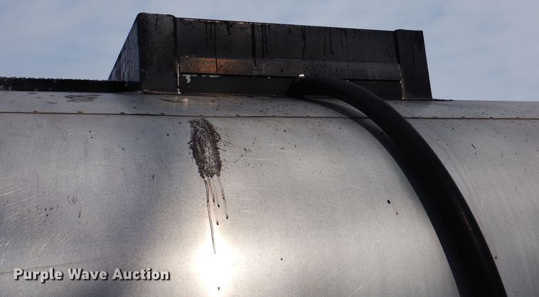 image for item IO9364 1996 International 4700  oil distributor truck