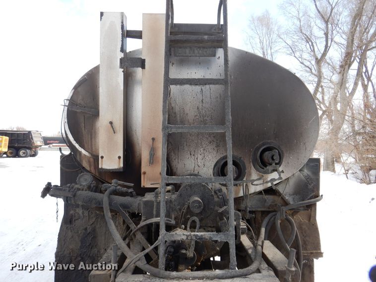 image for item IO9364 1996 International 4700  oil distributor truck