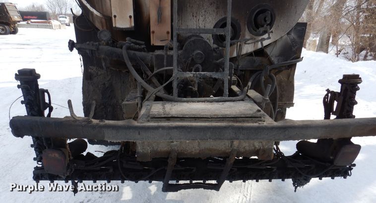 image for item IO9364 1996 International 4700  oil distributor truck