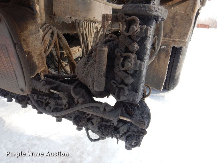 image for item IO9364 1996 International 4700  oil distributor truck