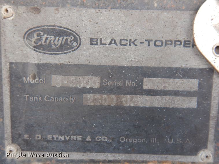 image for item IO9364 1996 International 4700  oil distributor truck