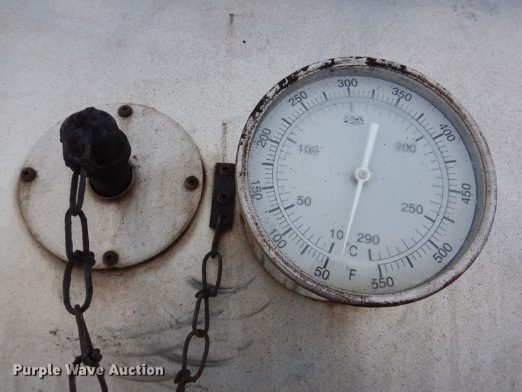 image for item IO9364 1996 International 4700  oil distributor truck