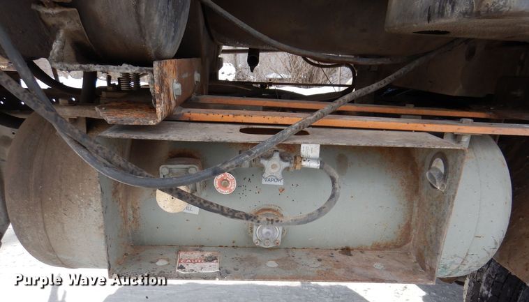 image for item IO9364 1996 International 4700  oil distributor truck