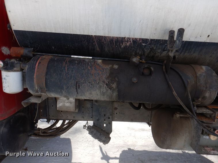 image for item IO9364 1996 International 4700  oil distributor truck