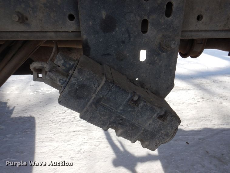 image for item IO9364 1996 International 4700  oil distributor truck