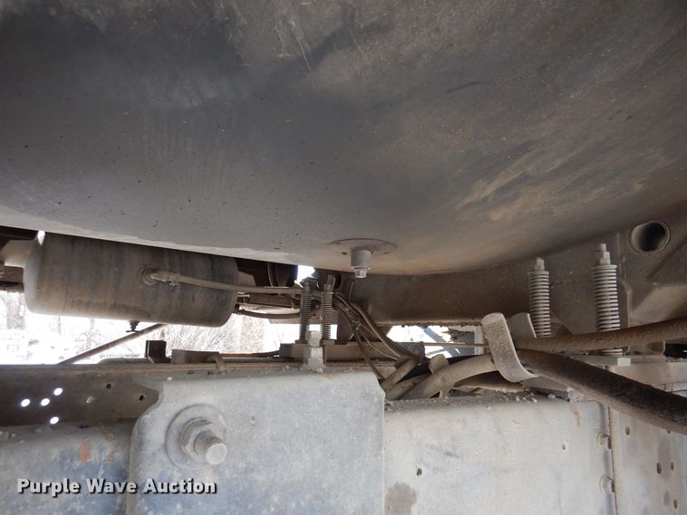 image for item IO9364 1996 International 4700  oil distributor truck