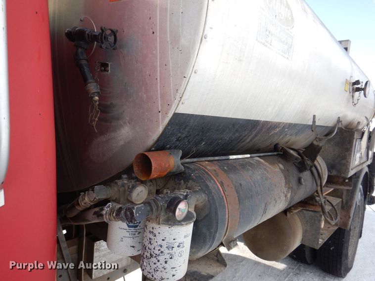 image for item IO9364 1996 International 4700  oil distributor truck