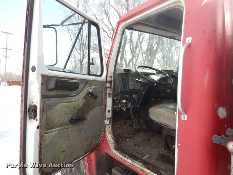 image for item IO9364 1996 International 4700  oil distributor truck