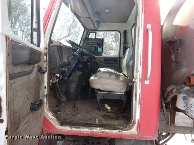 image for item IO9364 1996 International 4700  oil distributor truck