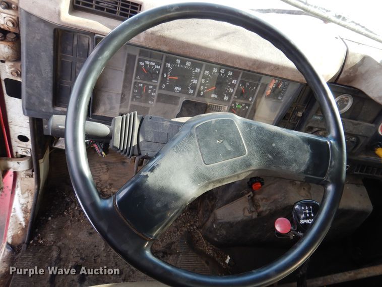 image for item IO9364 1996 International 4700  oil distributor truck