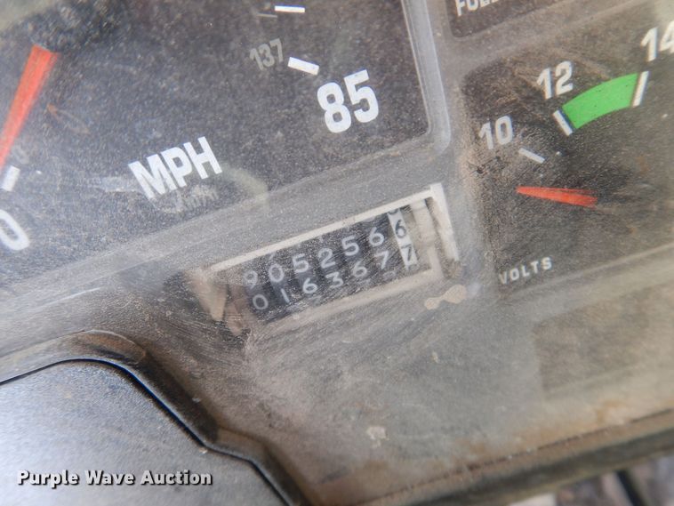 image for item IO9364 1996 International 4700  oil distributor truck