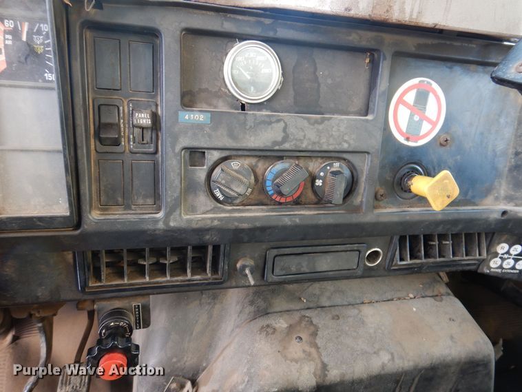 image for item IO9364 1996 International 4700  oil distributor truck