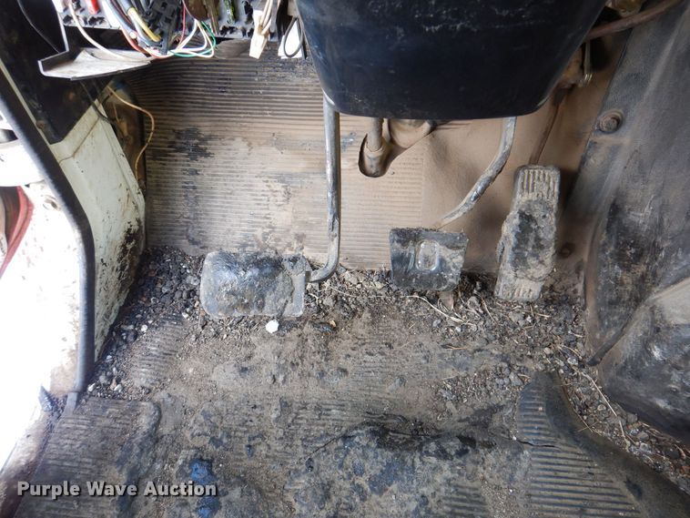 image for item IO9364 1996 International 4700  oil distributor truck