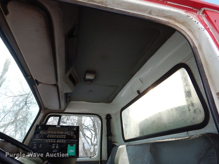 image for item IO9364 1996 International 4700  oil distributor truck