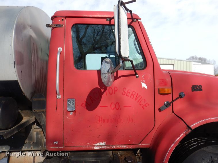image for item IO9364 1996 International 4700  oil distributor truck