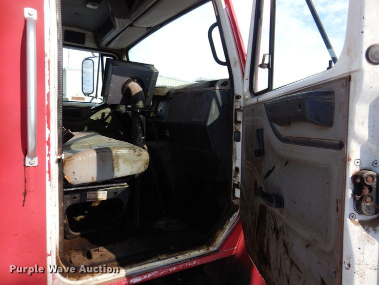 image for item IO9364 1996 International 4700  oil distributor truck