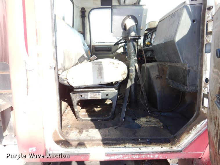 image for item IO9364 1996 International 4700  oil distributor truck