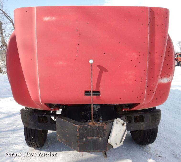 image for item IO9364 1996 International 4700  oil distributor truck