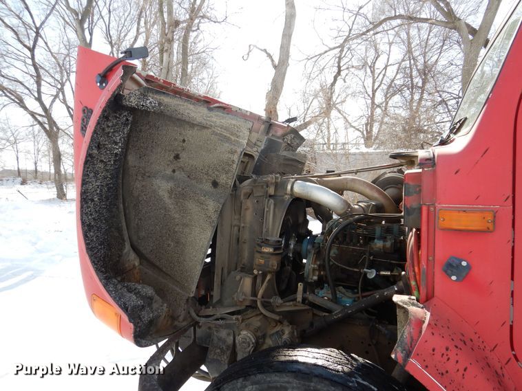 image for item IO9364 1996 International 4700  oil distributor truck