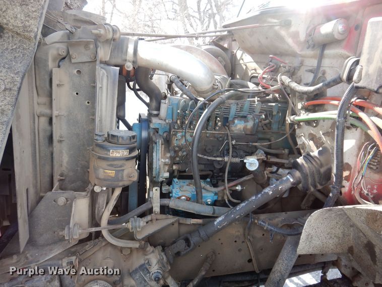 image for item IO9364 1996 International 4700  oil distributor truck