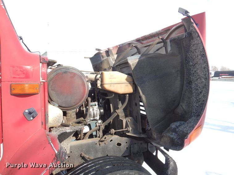 image for item IO9364 1996 International 4700  oil distributor truck