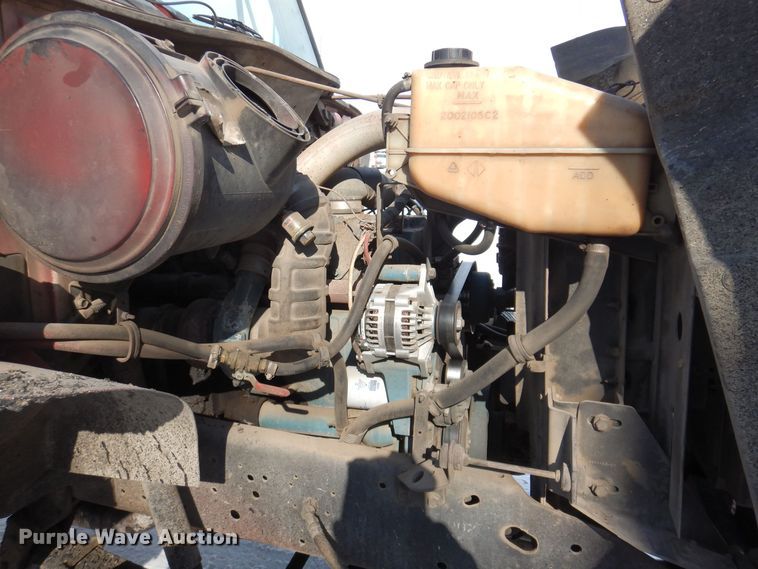 image for item IO9364 1996 International 4700  oil distributor truck