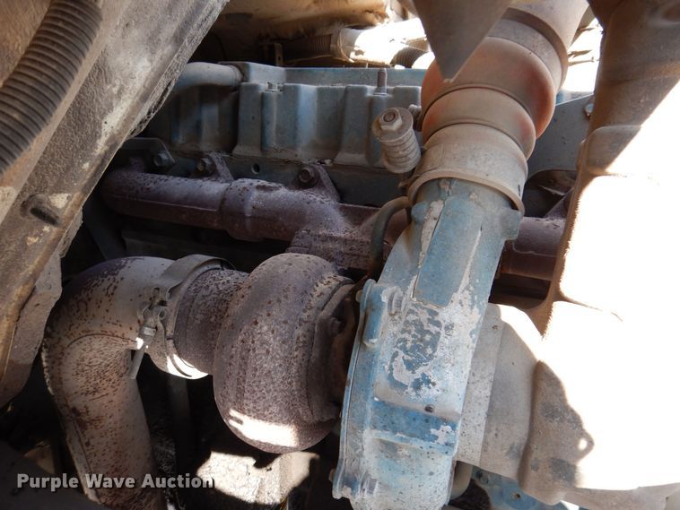 image for item IO9364 1996 International 4700  oil distributor truck