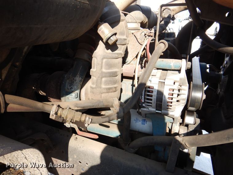 image for item IO9364 1996 International 4700  oil distributor truck