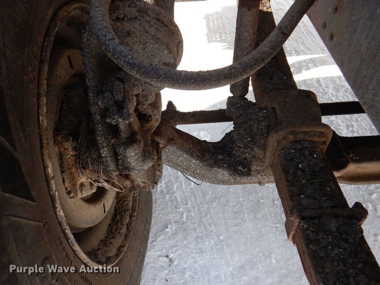 image for item IO9364 1996 International 4700  oil distributor truck