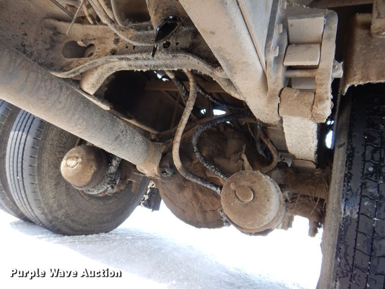 image for item IO9364 1996 International 4700  oil distributor truck