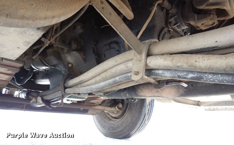 image for item IO9364 1996 International 4700  oil distributor truck