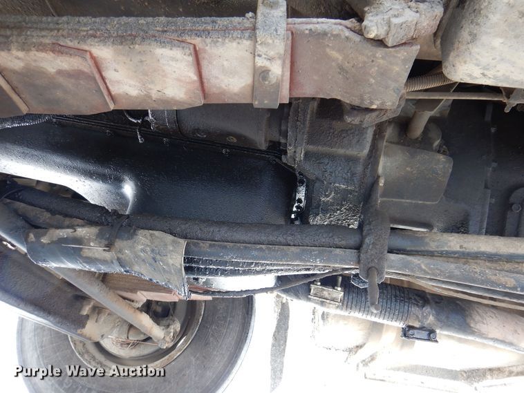 image for item IO9364 1996 International 4700  oil distributor truck