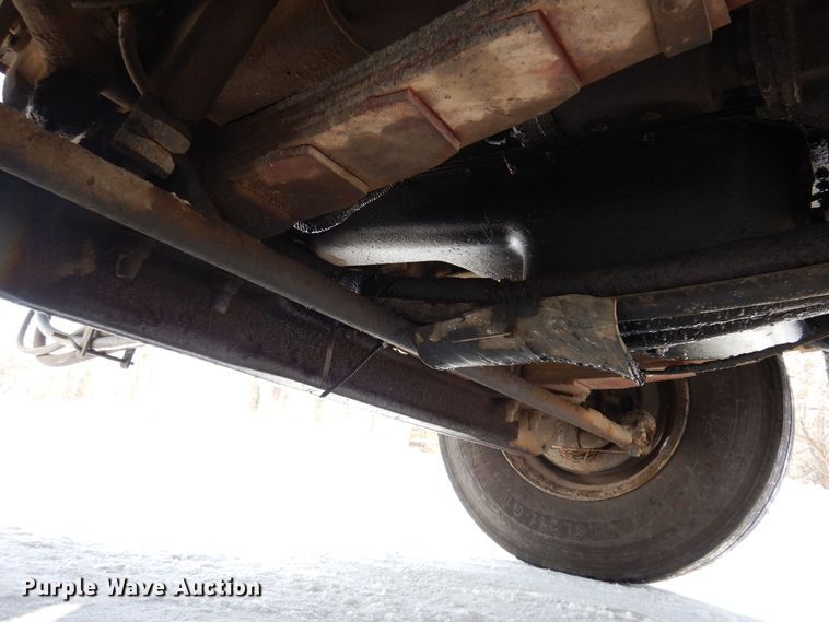 image for item IO9364 1996 International 4700  oil distributor truck