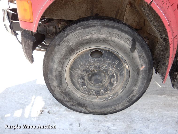 image for item IO9364 1996 International 4700  oil distributor truck