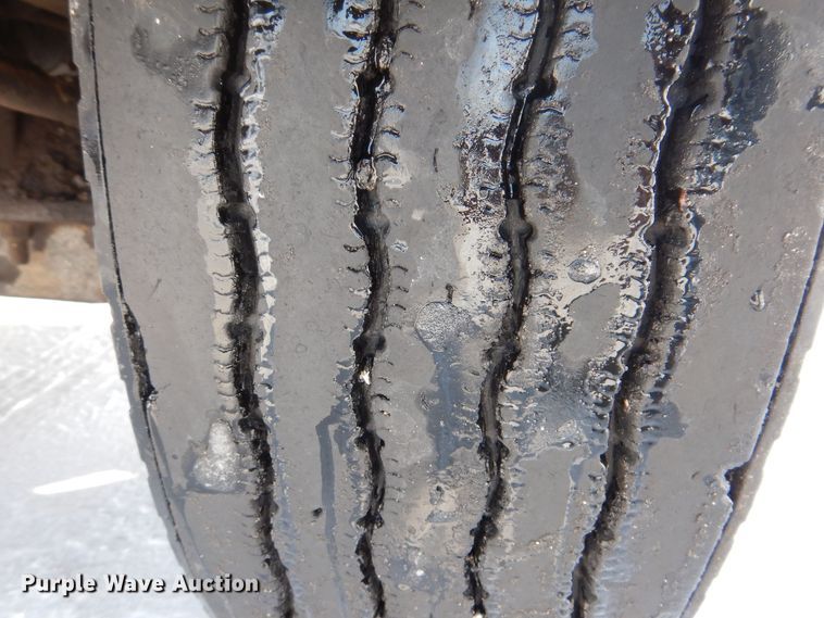 image for item IO9364 1996 International 4700  oil distributor truck