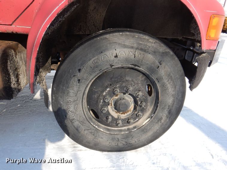 image for item IO9364 1996 International 4700  oil distributor truck