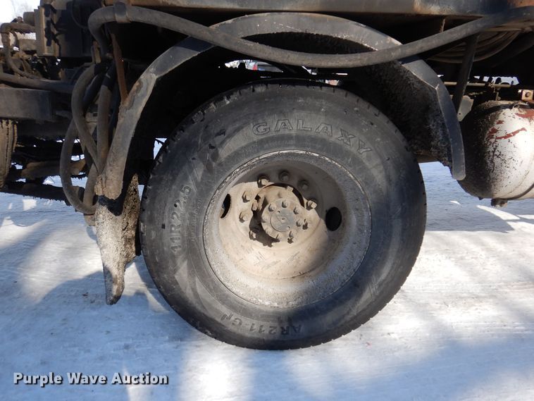 image for item IO9364 1996 International 4700  oil distributor truck