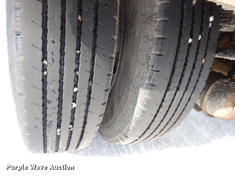 image for item IO9364 1996 International 4700  oil distributor truck