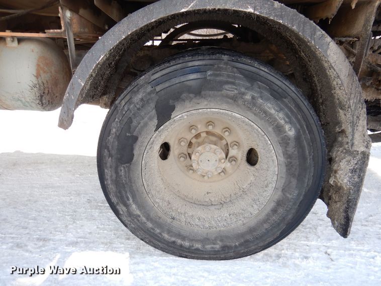 image for item IO9364 1996 International 4700  oil distributor truck