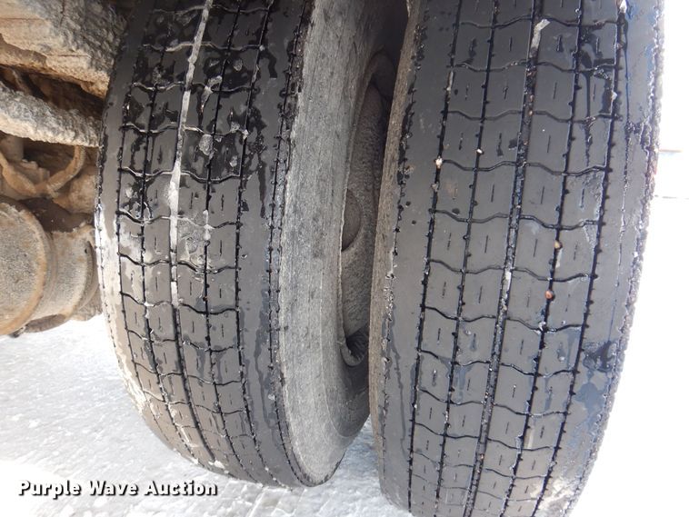 image for item IO9364 1996 International 4700  oil distributor truck