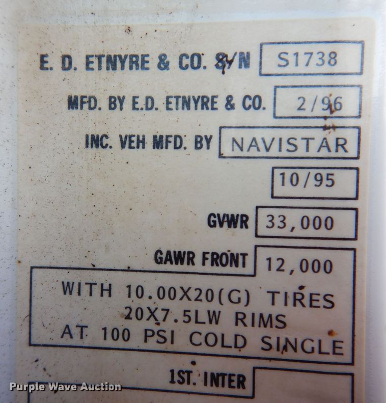 image for item IO9364 1996 International 4700  oil distributor truck