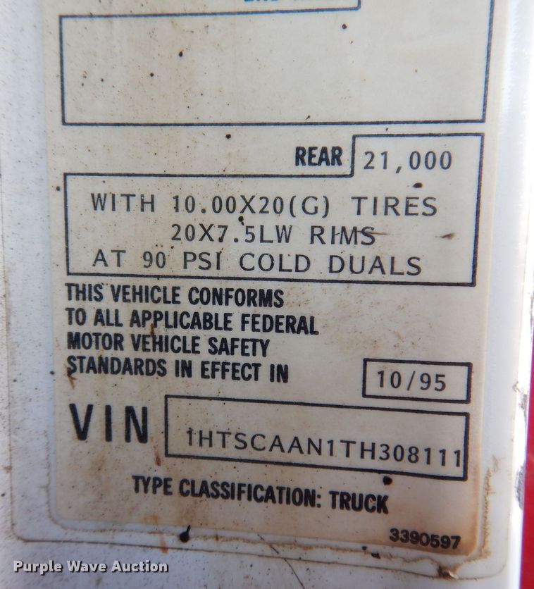 image for item IO9364 1996 International 4700  oil distributor truck